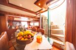 yacht-charter-living-soggiorno-particolari-servizi-vat-mare-vacanza-viaggio